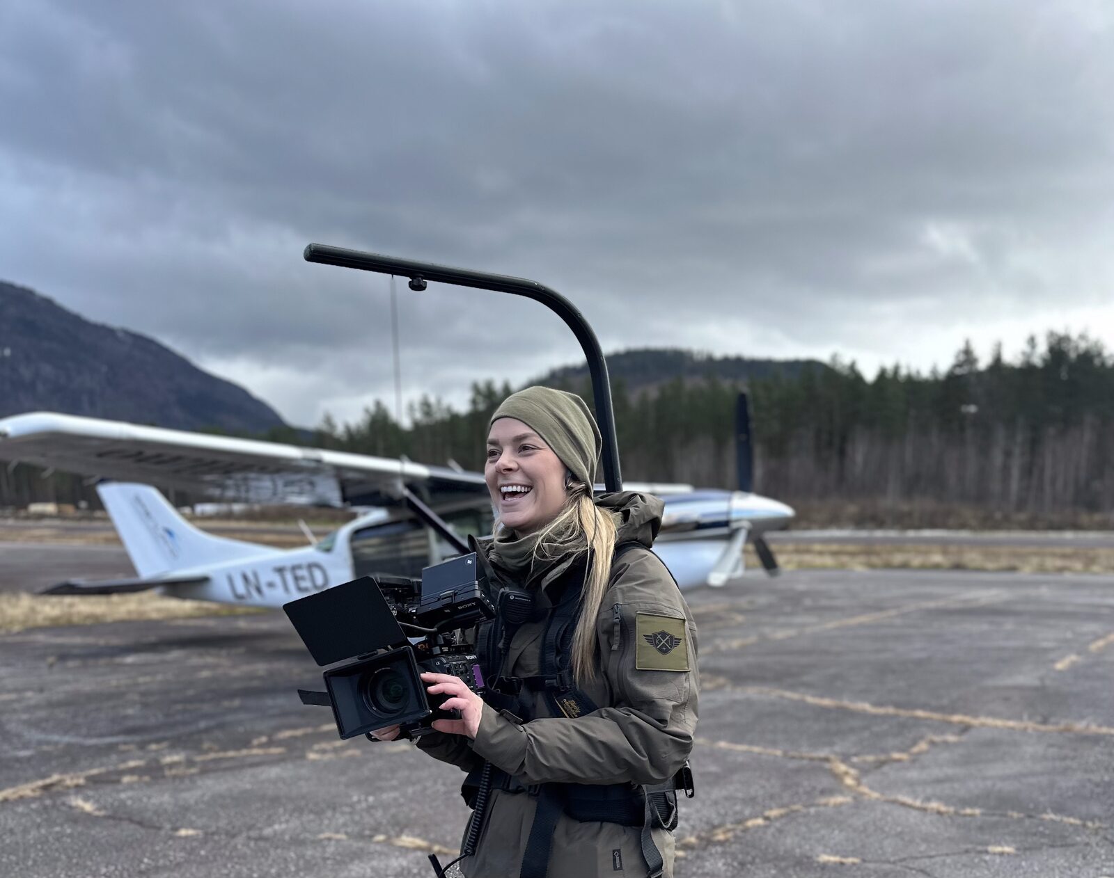 Eline med kamerarigg på flyplass