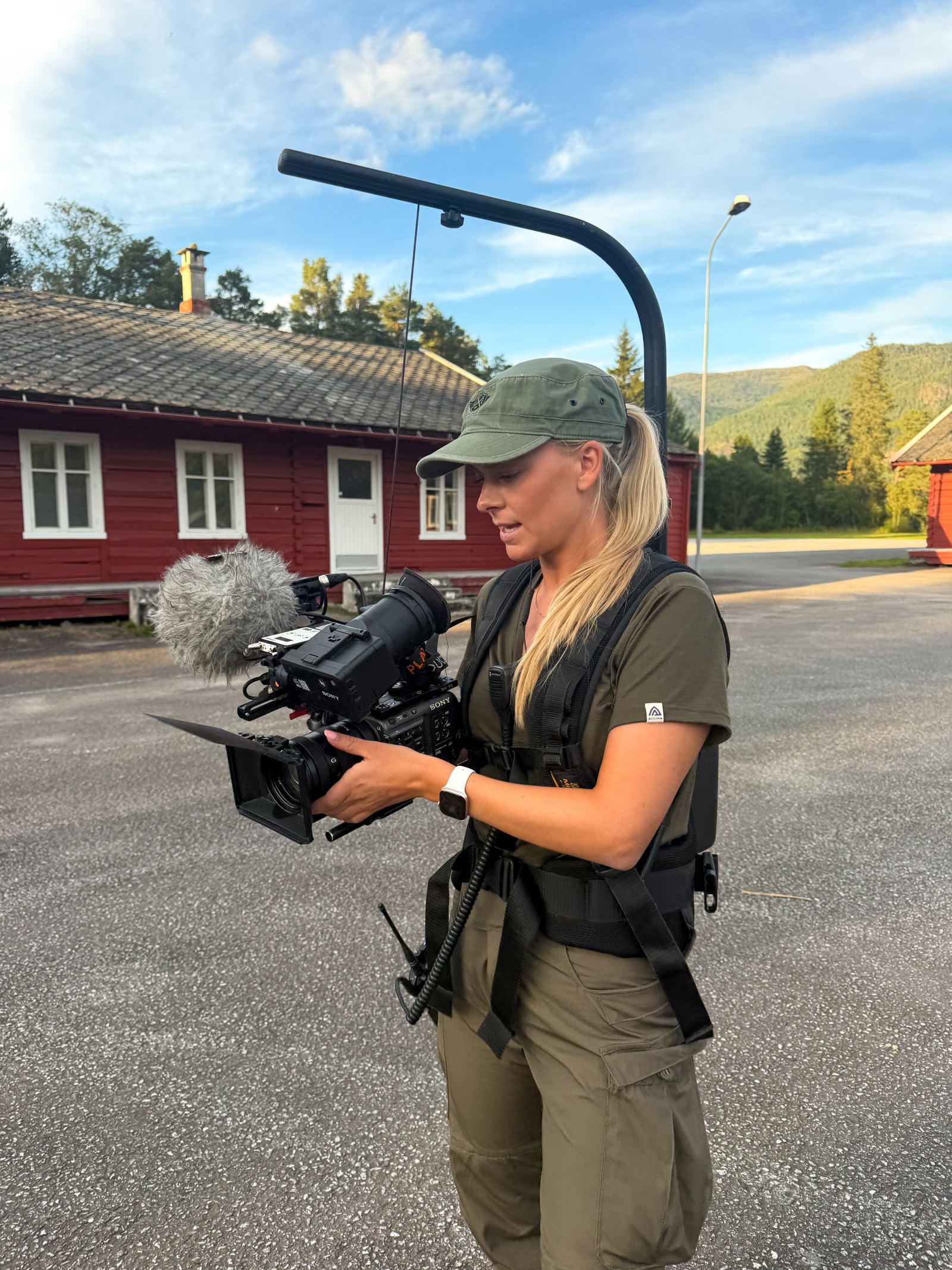 Eline med kamera og bærerigg på opptak