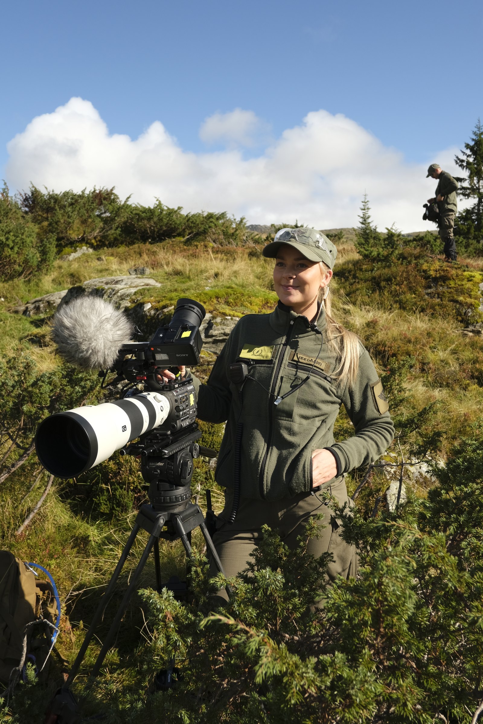 Eline med kamera på stativ ute i naturen