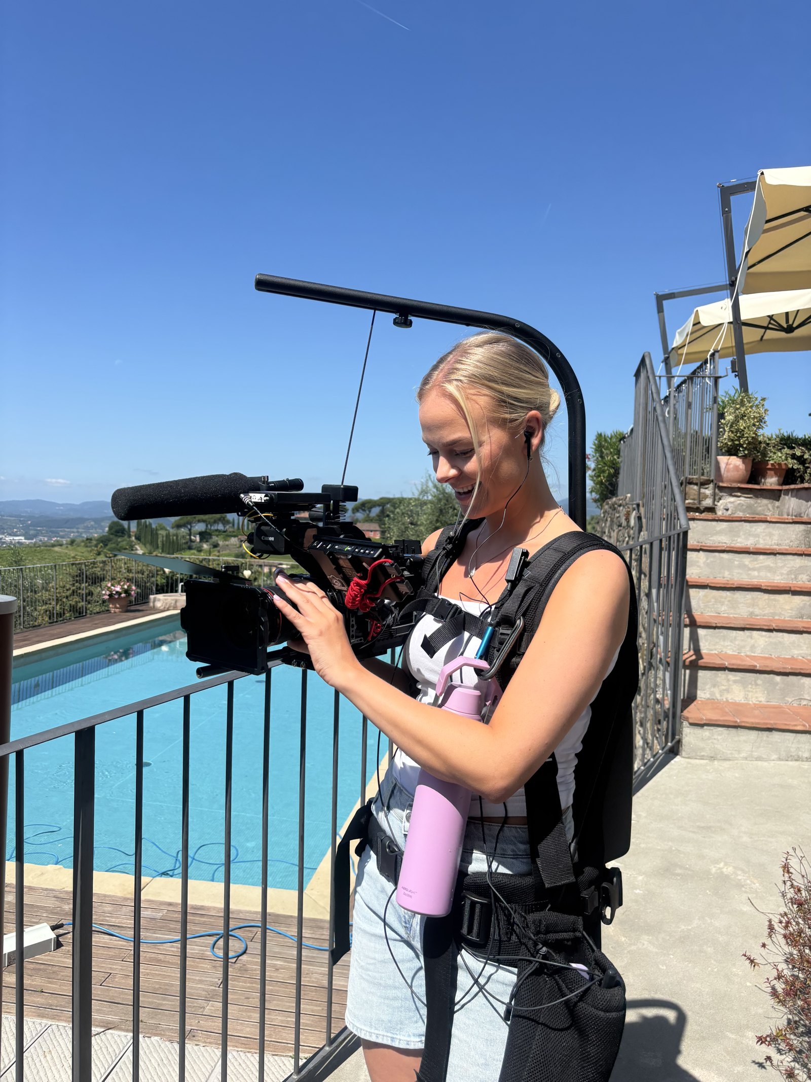Eline med kamerarigg på en terrasse